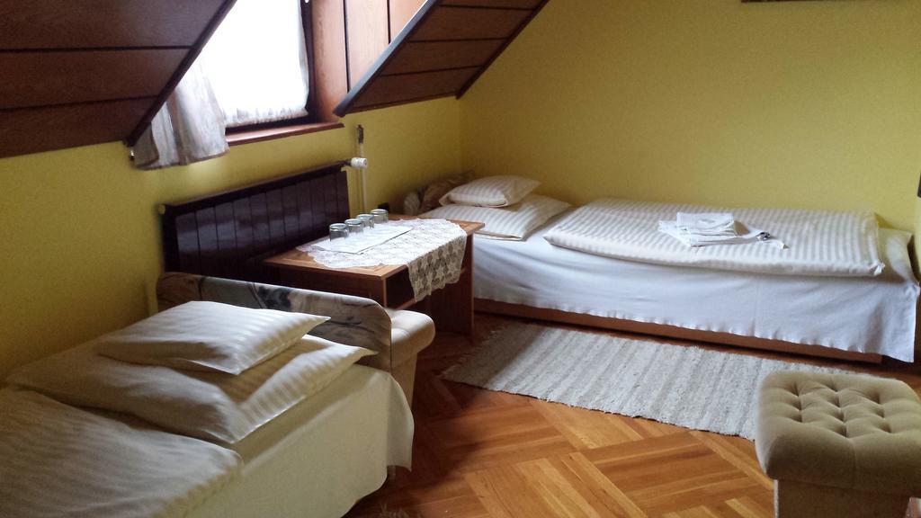 Kocsis Panzió és Étterem Acomodação com café da manhã Komárom Quarto foto